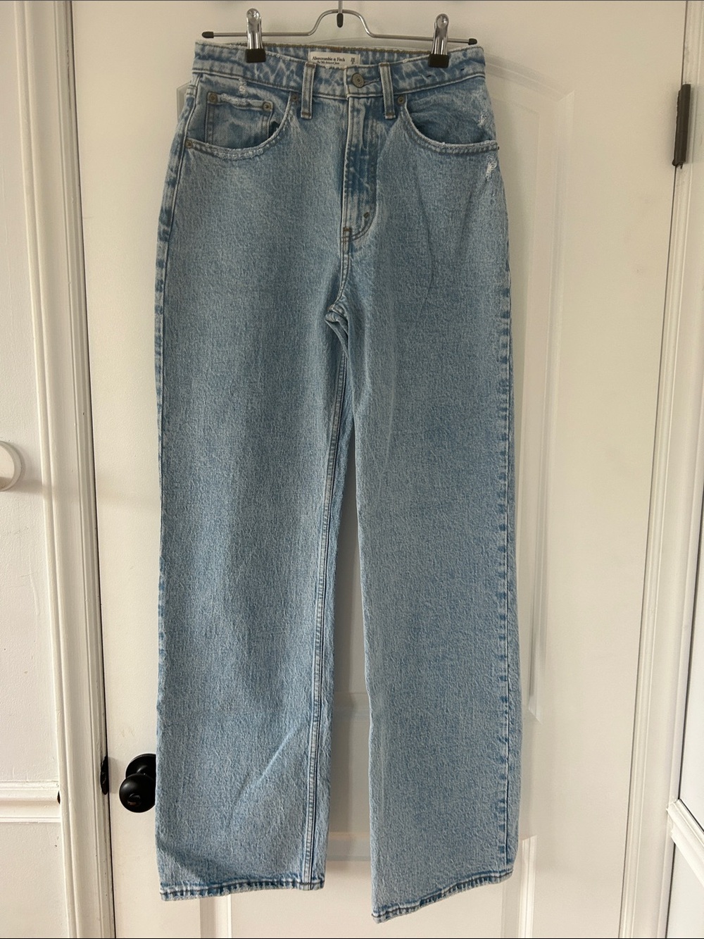 Abercrombie & Fitch 
The 90’s Relaxed Jean - High Rise Curve Love, Long